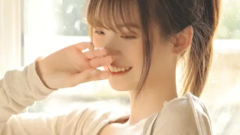 男子踩踏丹霞地貌